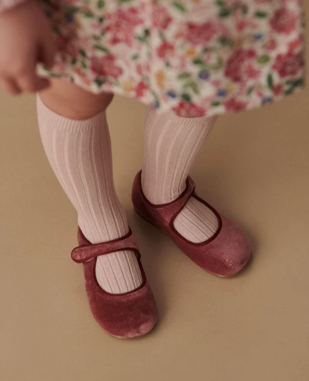 Pale Pink Ribbed Knee High Girl Socks | La Coqueta